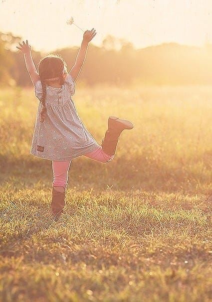 “Così sei andata via, a passi leggeri: tu continua a giocare, piccola Amelie, nulla finisce…”