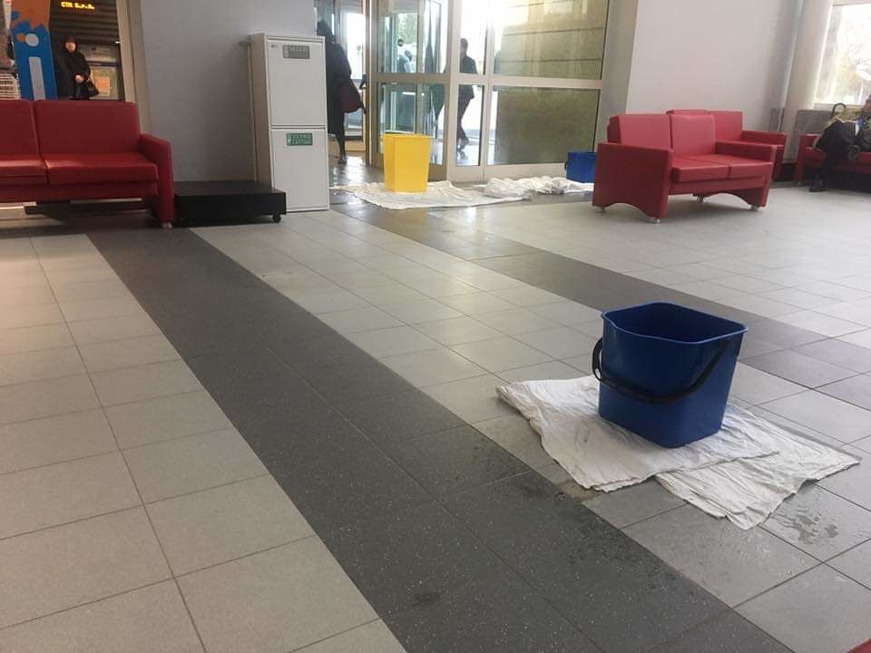 Policlinico di Monserrato, la pioggia cade  dal soffitto: allarme all’ingresso 2