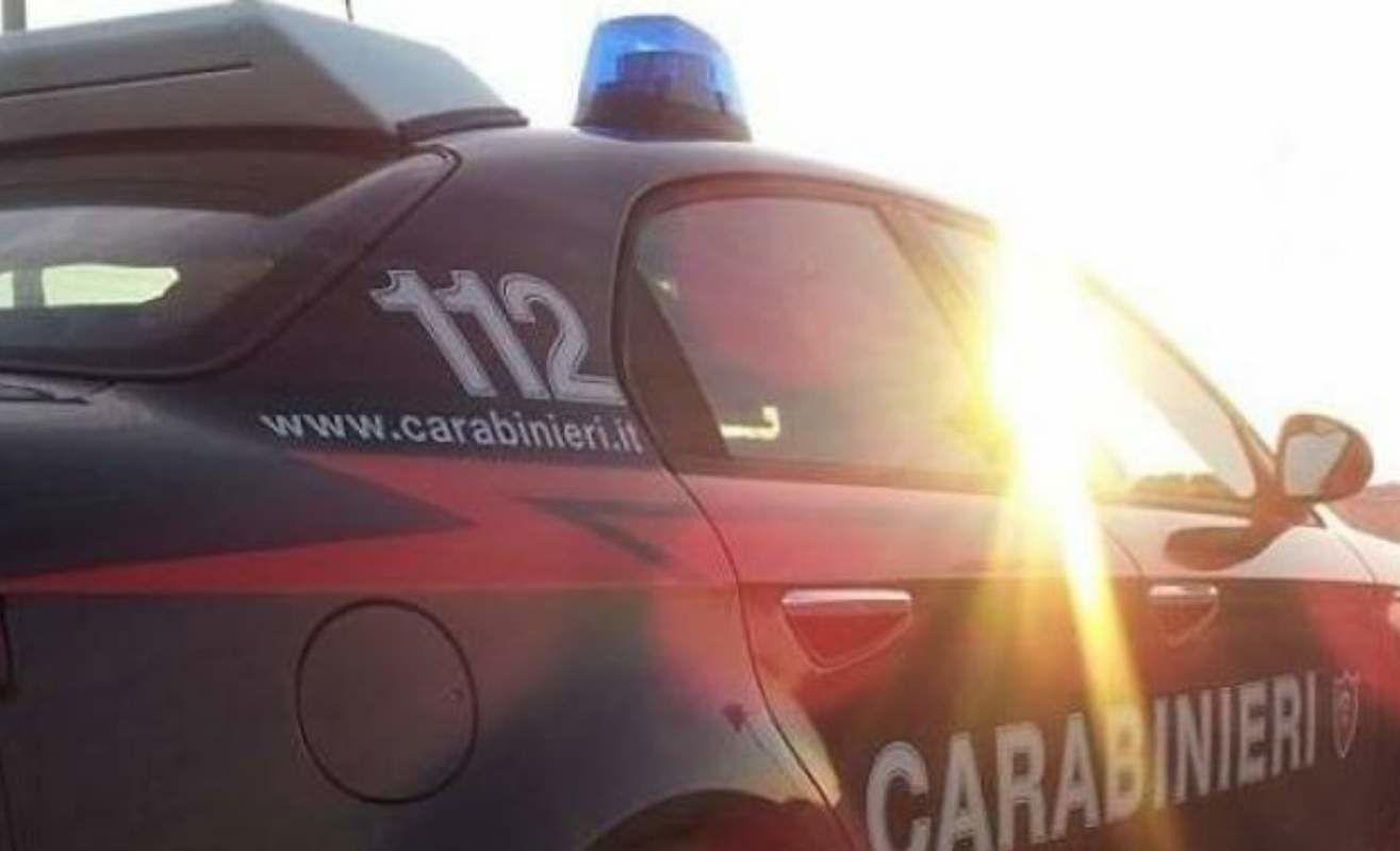 Con i fari spenti dell’auto gira nella notte, all’alt non si ferma: senza patente, nei guai 18enne a Orroli