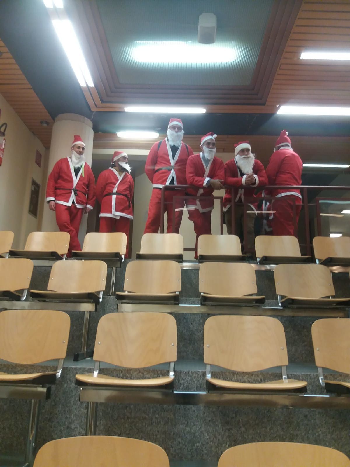 Quartu, blitz dei giardinieri “Babbi Natale” al Comune: “Delunas, sotto l’albero troveremo il nuovo contratto?”