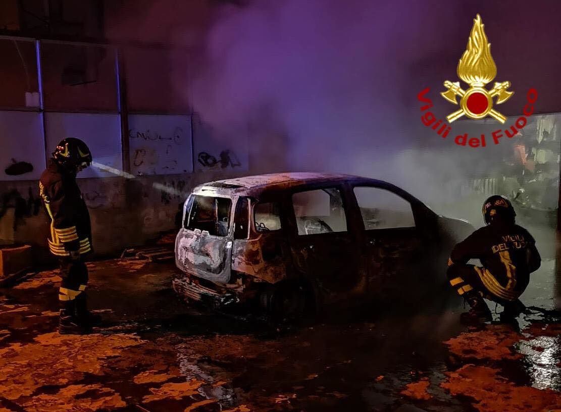 Auto in fiamme nella notte a Ulassai: distrutta