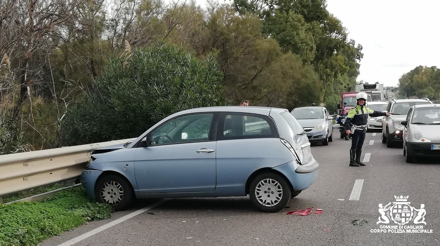Perde il controllo dell’auto e va a sbattere contro due guard rail sulla 131: 39enne di San Sperate all’ospedale