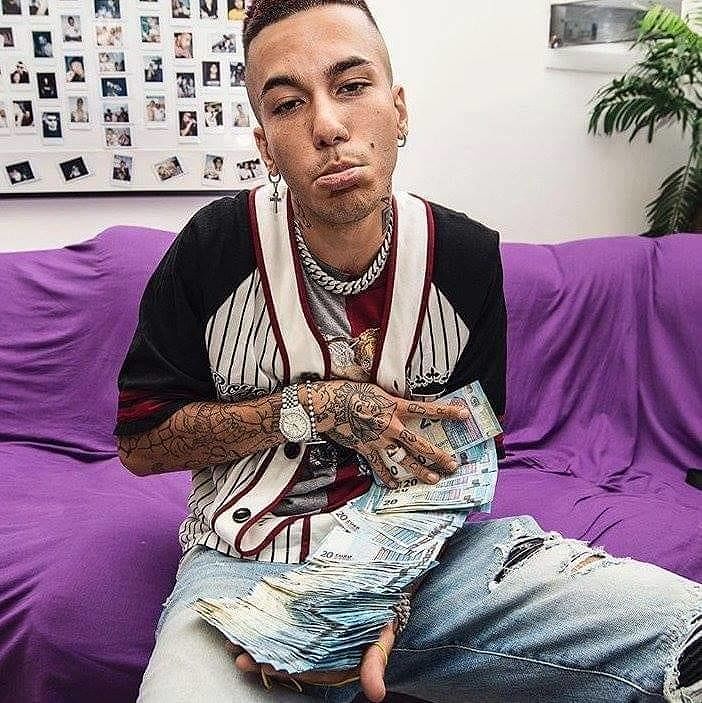 Il tatuaggio di Sfera Ebbasta dopo le morti in discoteca, il mondo social si divide