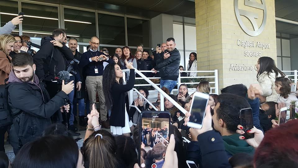 Luna Melis torna in Sardegna: il caloroso abbraccio dei fan all’aeroporto – VIDEO