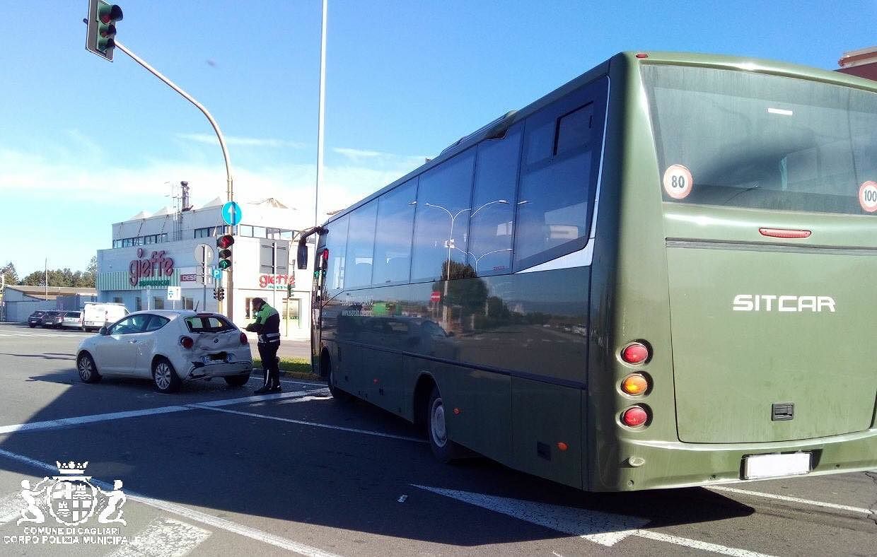 Cagliari, autobus dell’Esercito tampona un’auto: donna all’ospedale