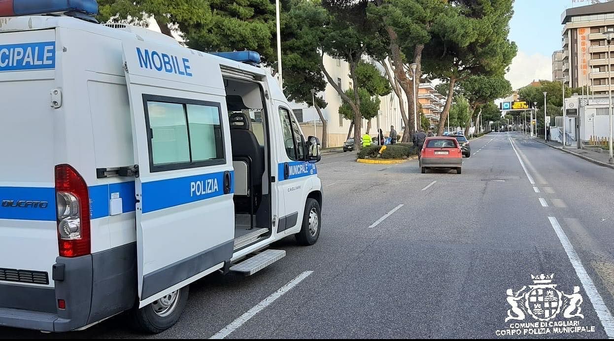 Cagliari, scontro tra auto in viale Diaz: una delle due finisce nella corsia opposta e investe un pedone