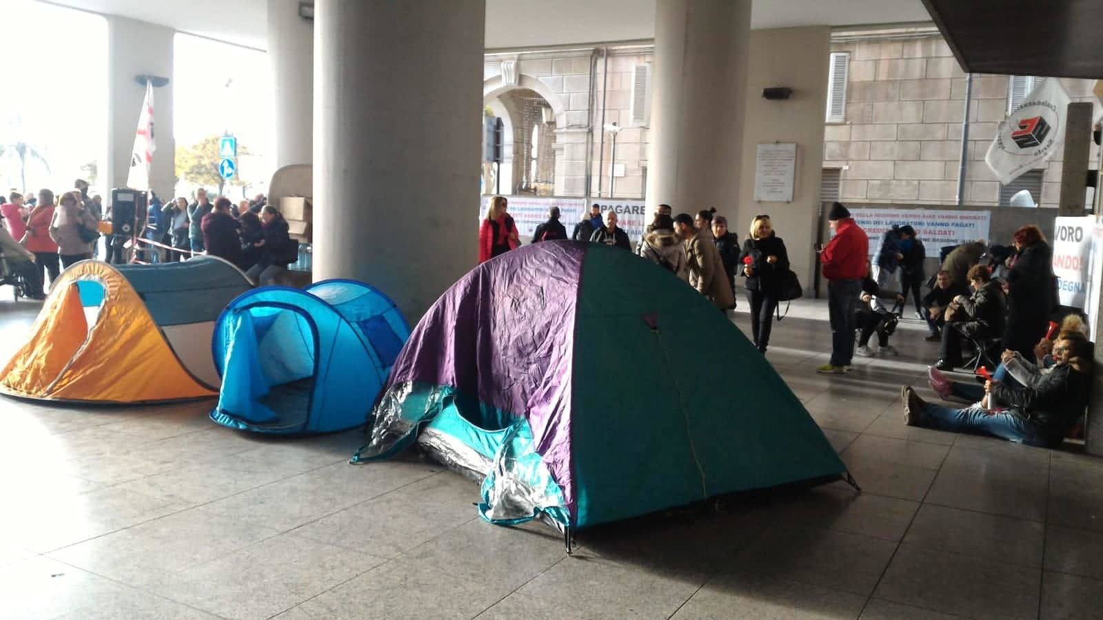 Clamorosa protesta degli operatori Aias a Cagliari: “In tenda per i diritti nostri e dei malati”