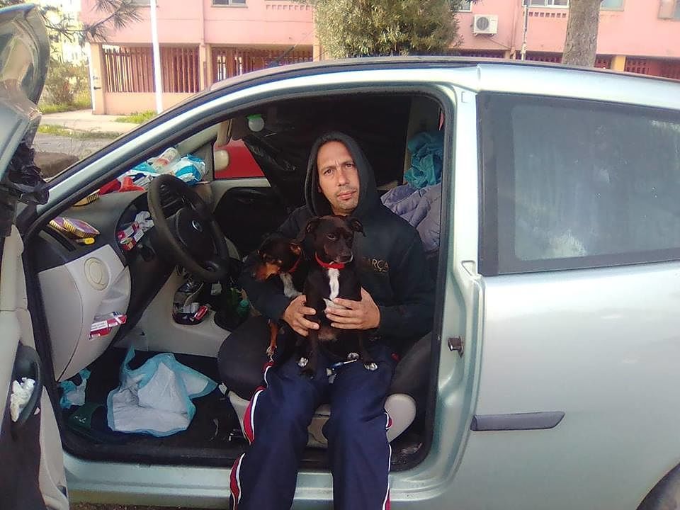 Cagliari, le 30 notti al gelo di Andrea Meloni: “Consolato dai miei animali, schifato dalle persone”