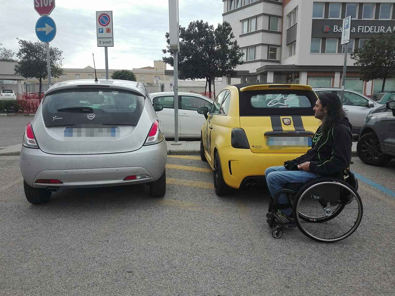 Cagliari, l’odissea di un disabile: “La mia auto parcheggiata sulle strisce gialle ‘bloccata’ dai soliti incivili”