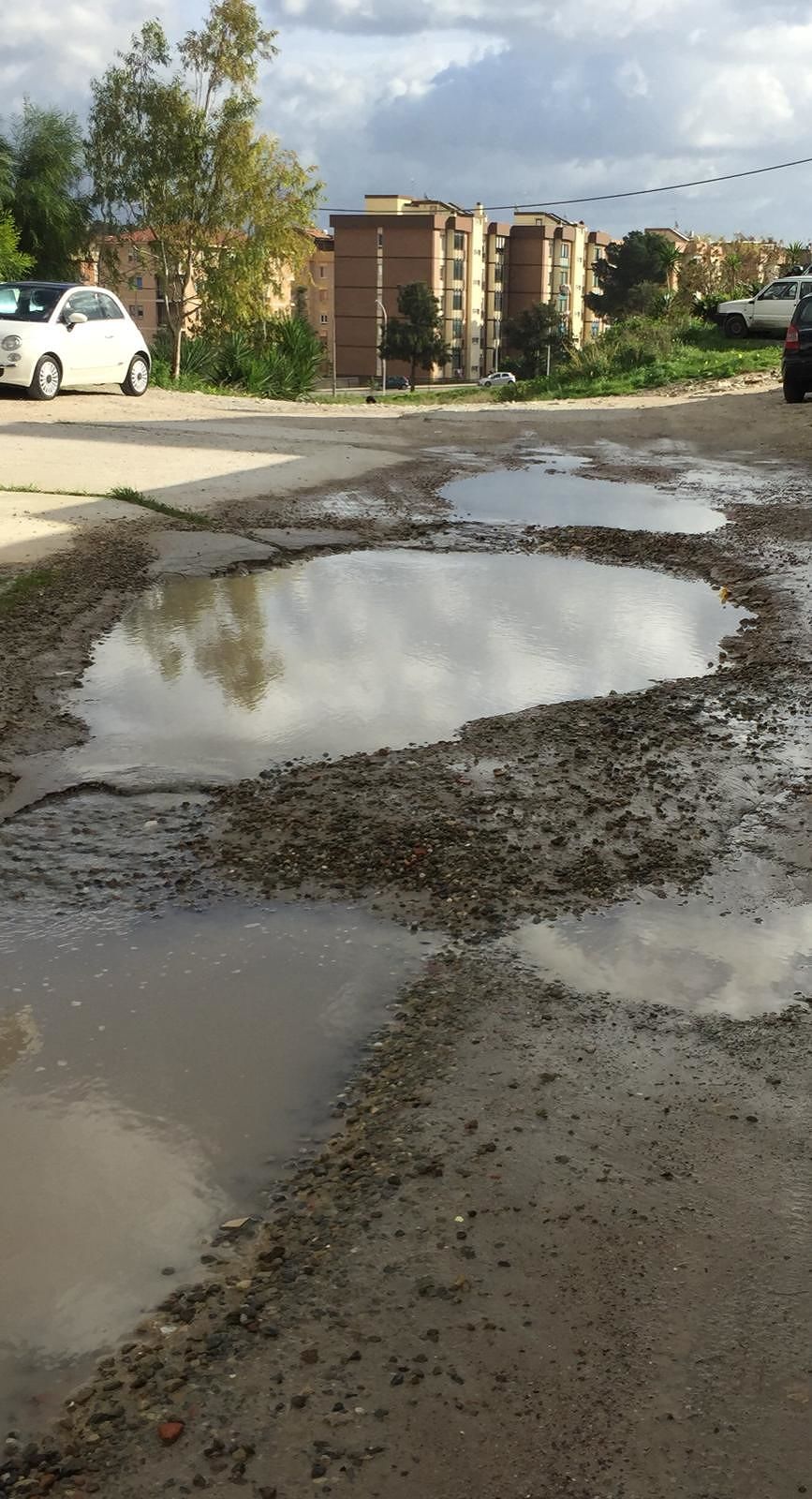 Maxi perdita idrica in via Tuvumannu, i residenti: “Siamo senz’acqua da sabato”