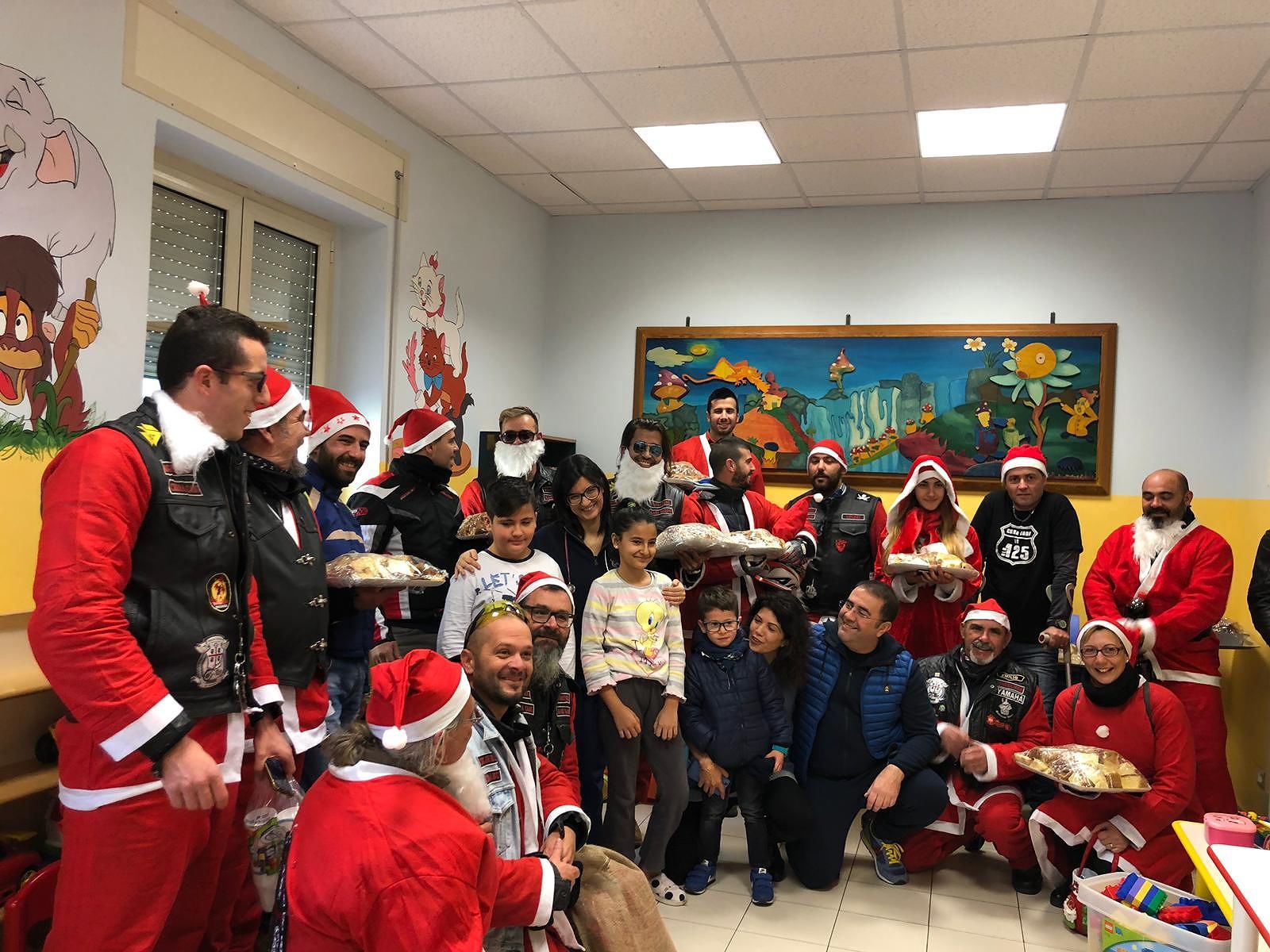 All’ospedale di Lanusei Babbo Natale arriva in sidecar per la gioia dei piccoli degenti