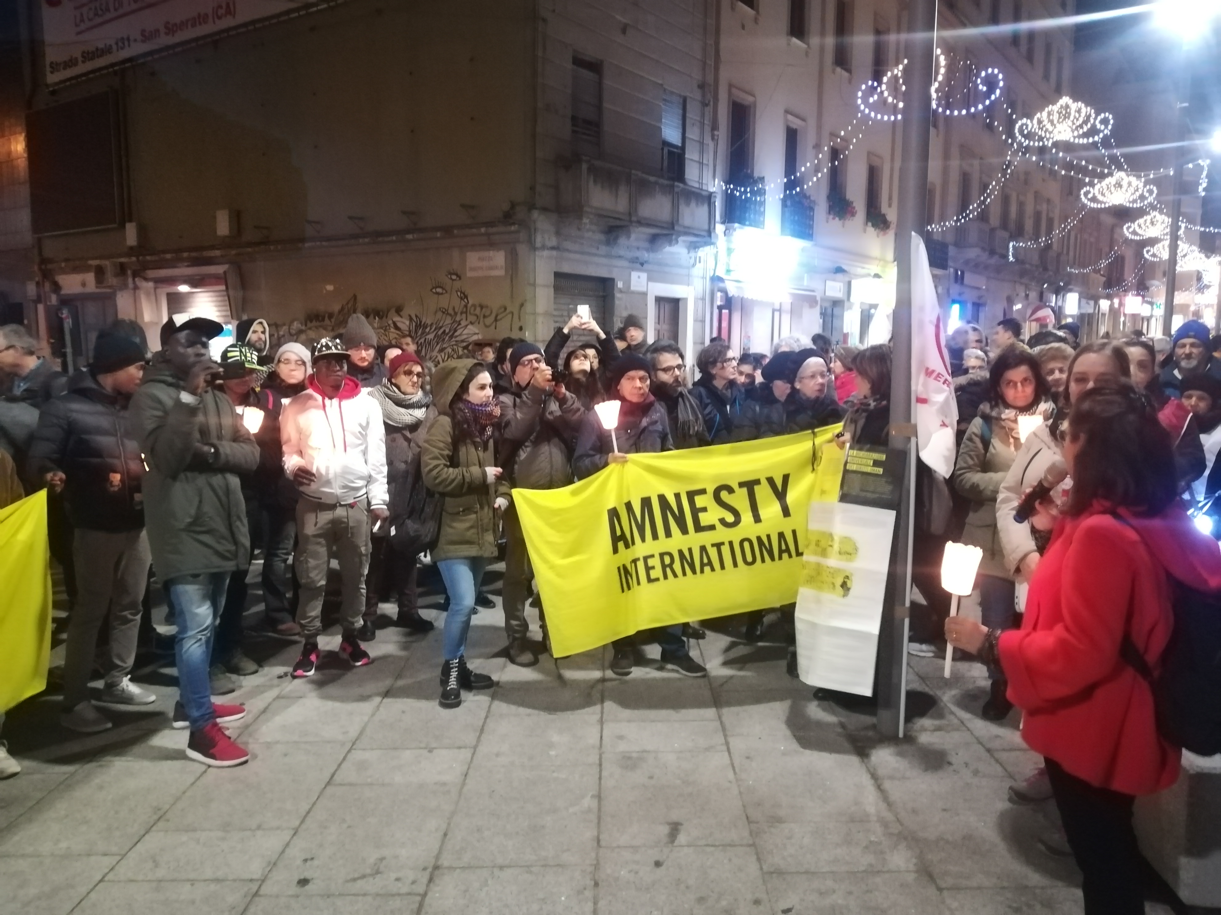 Cagliari, in 150 “contro il razzismo e l’odio”: in piazza Garibaldi fiaccolata per i diritti umani