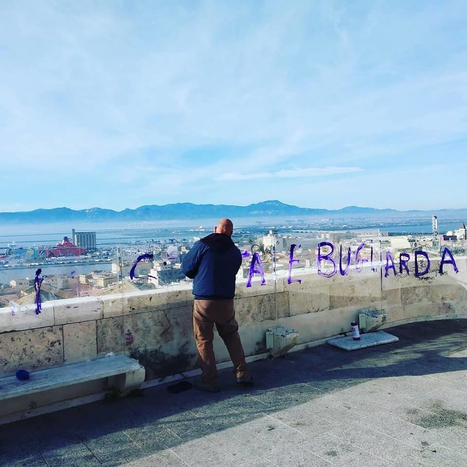 Cagliari, miracolo a Capodanno: il Comune fa sparire le scritte offensive col nome di Zedda al Bastione
