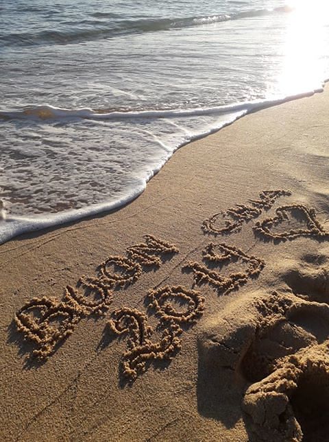 Il tramonto del 2018 nella bellissima spiaggia di Chia: gli auguri scritti sulla sabbia della Sardegna