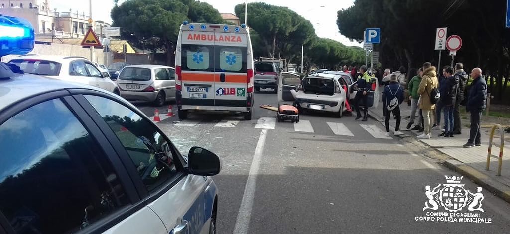 Cagliari, crash e ambulanze in viale Colombo: carambola fra tre auto, ferita una donna