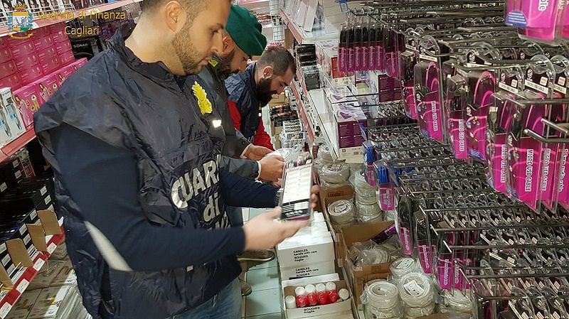 Bigiotteria, cover ed elastici non sicuri: maxi sequestro e multa per un commerciante a Cagliari