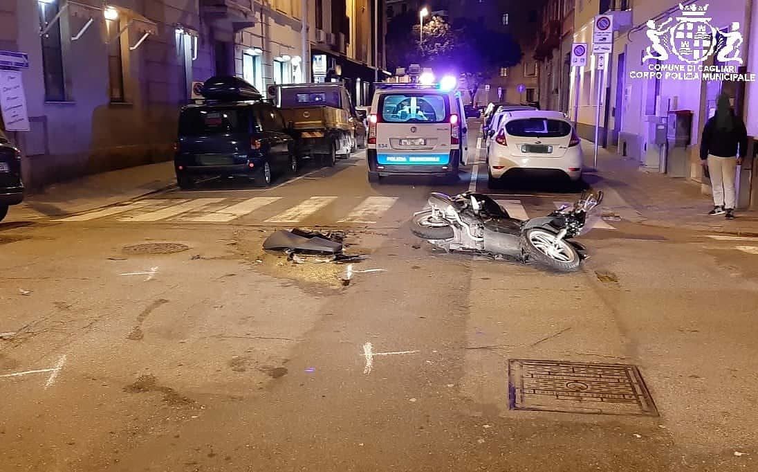 Incidente Cagliari, moto contro auto in via Puccini: ferito un centauro