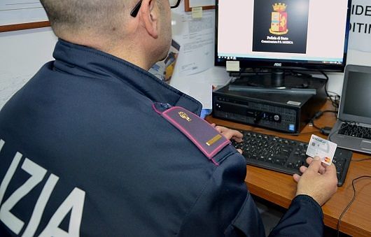 Regali di Natale, la guida utile della Polizia di Stato agli acquisti online