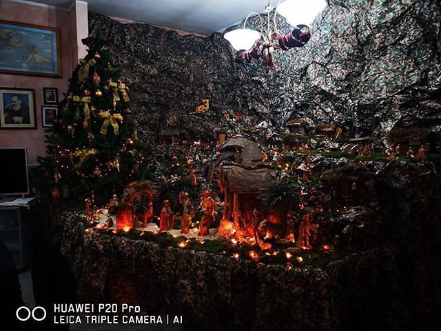 Un bellissimo presepe con le statue mobili, il più grande di Capoterra: “Venite a visitarlo, la nostra casa è aperta a tutti”