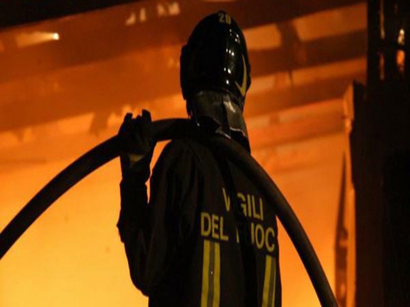 Paura in pieno centro a Cagliari, scoppia un incendio dentro un palazzo abbandonato