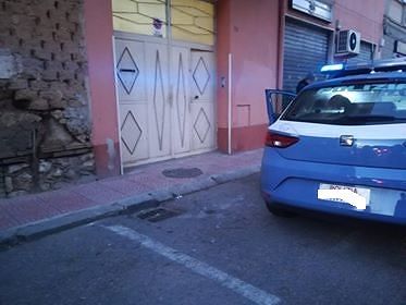 Pirri, uomo armato barricato dentro casa per un’ora: portato via dalla Polizia