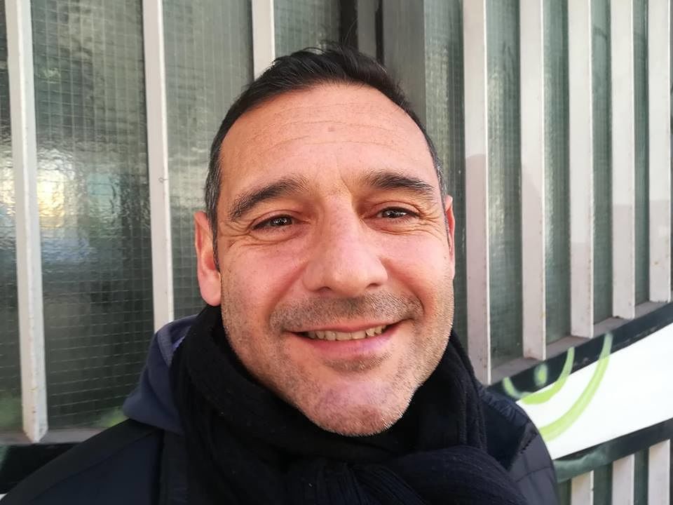 Emiliano, papà cagliaritano: “Mia figlia ha 13 anni e va a scuola senza lo smartphone”