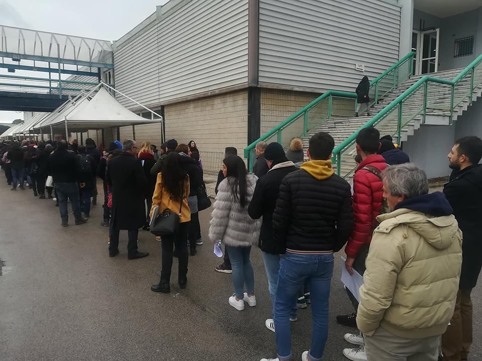Cagliari, migliaia di disoccupati in fila alla Fiera: “Per noi ci sarà davvero un lavoro?”