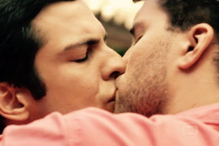 Il bacio gay di Rai Uno non piace al Popolo della Famiglia sardo: “E’ questo il cambiamento?”