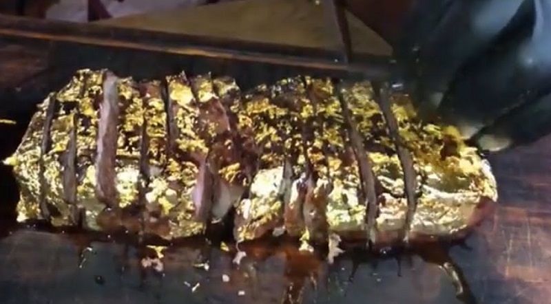 Ribery mangia la “bistecca d’oro” da mille e 200 euro, rivolta sui social: “Scandaloso”