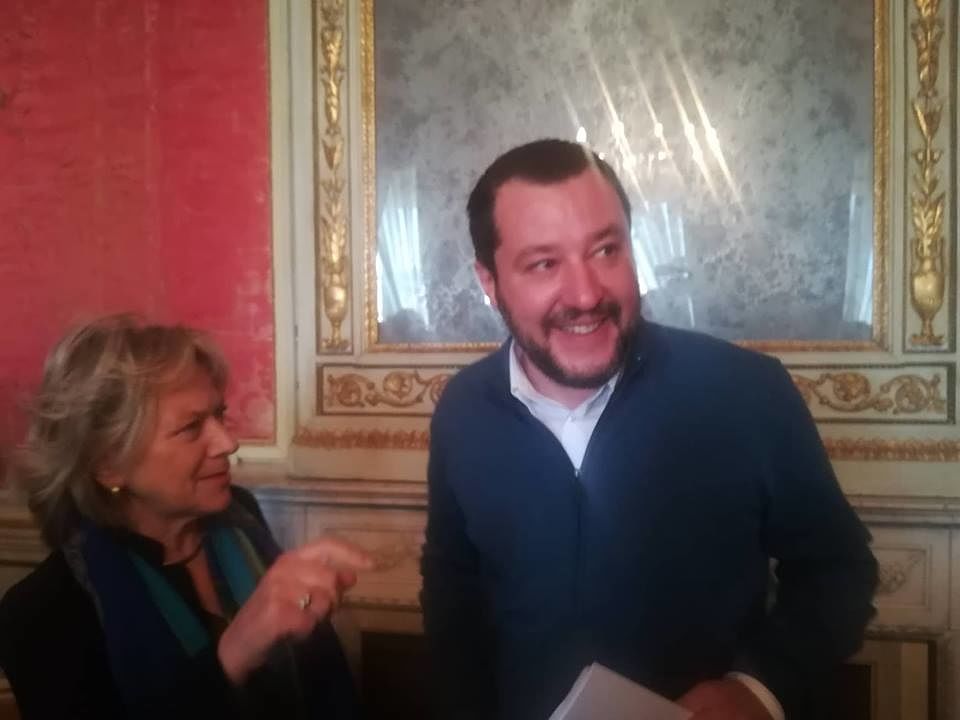 Salvini a Cagliari: “Telecamere e cani antidroga nelle scuole, chi è contrario o spaccia o si fa”