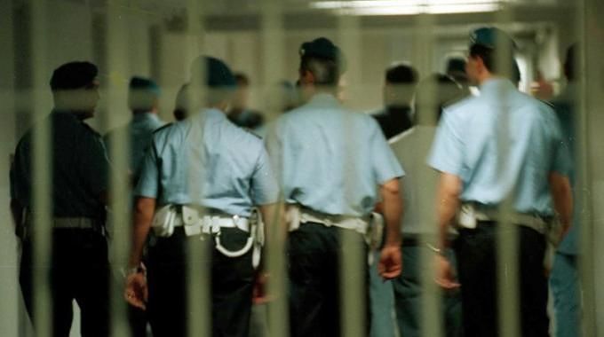 Sardegna, costretti a pagare di tasca il pernottamento in caserma: secondini in rivolta