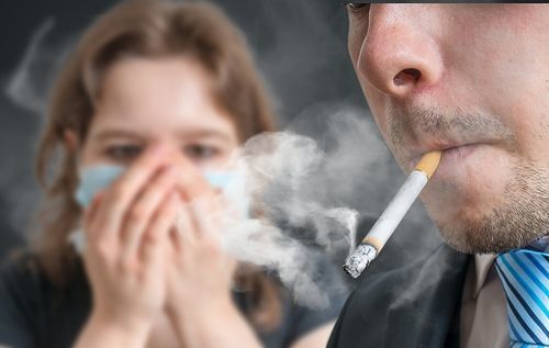 Il datore di lavoro deve risarcire il lavoratore per i danni da fumo passivo