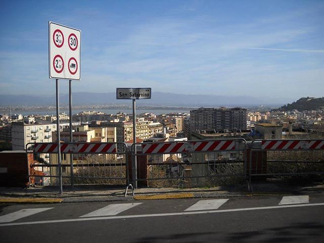 Cagliari città dei fossi e non dei dossi: tante strade sono diventate montagne russe
