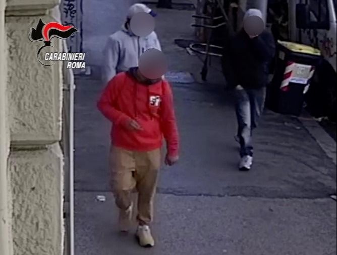 Rapina fulminea a una farmacia, arrestati due banditi e un pusher: decisivi i controlli della Brigata Sassari
