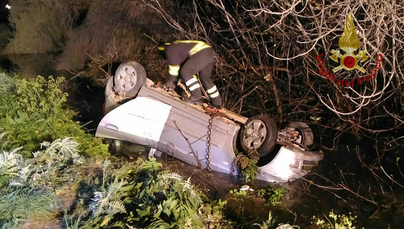Selargius, auto perde il controllo sulla Ss 554 e finisce in un canale