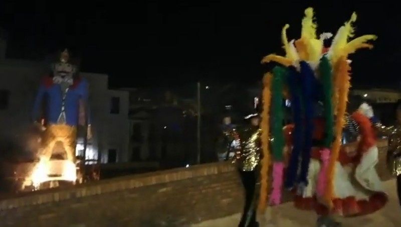 Cagliari, finale magico per il Carnevale: Cancioffali brucia davanti a Carmen Miranda e Dottoris