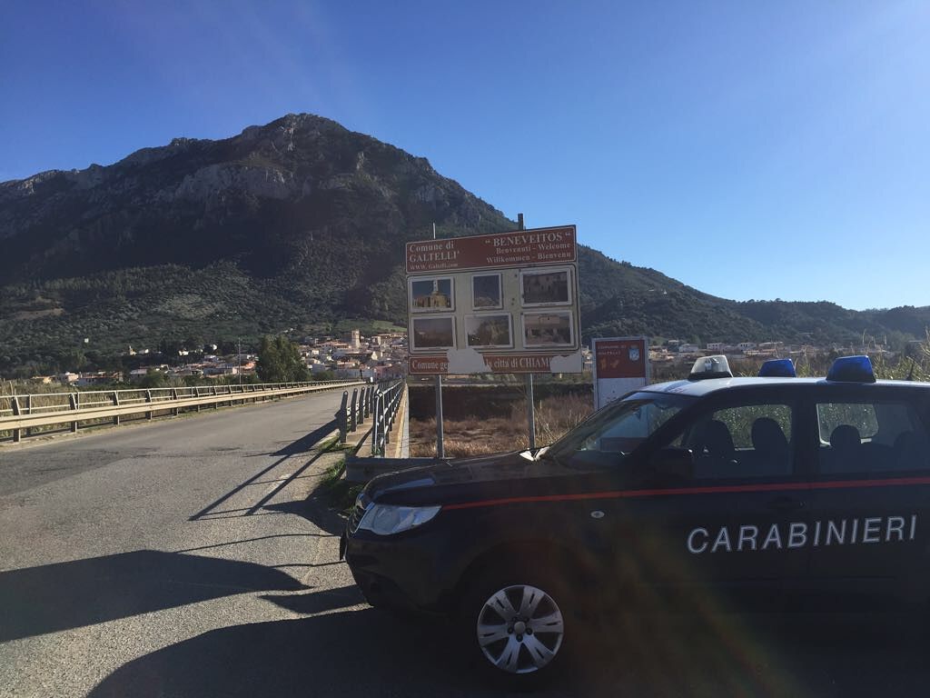 “Lascia stare quella ragazza” e tenta di colpirlo in testa con la roncola: un arresto a Galtellì