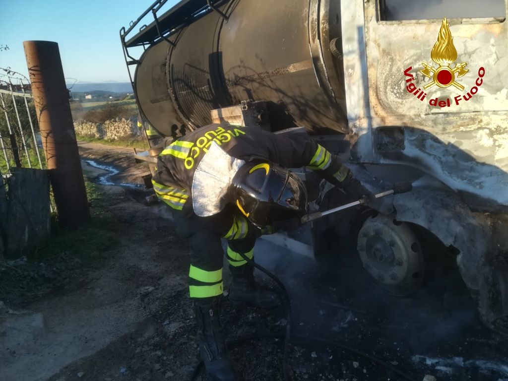 Guerra del latte, autocisterna assaltata e data alle fiamme a Irgoli