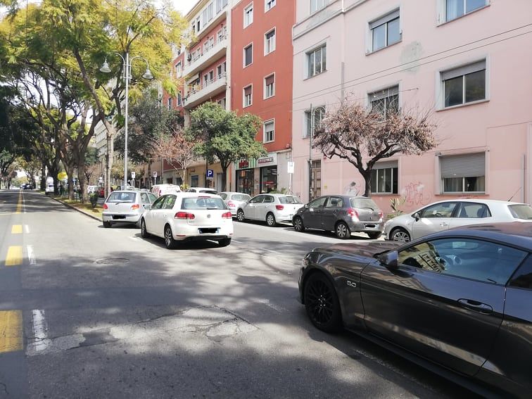 Cagliari, strage di multe ma i cagliaritani dribblano le doppie file: auto parcheggiate tra le aiuole