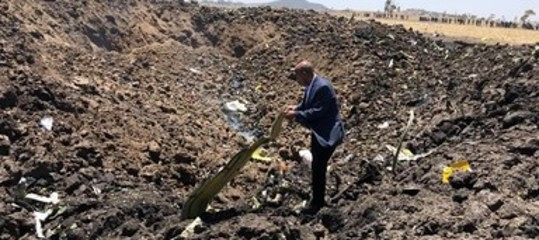 Otto italiani nel Boeing che si schianta in Etiopia con 157 persone a bordo: la cronaca del dramma
