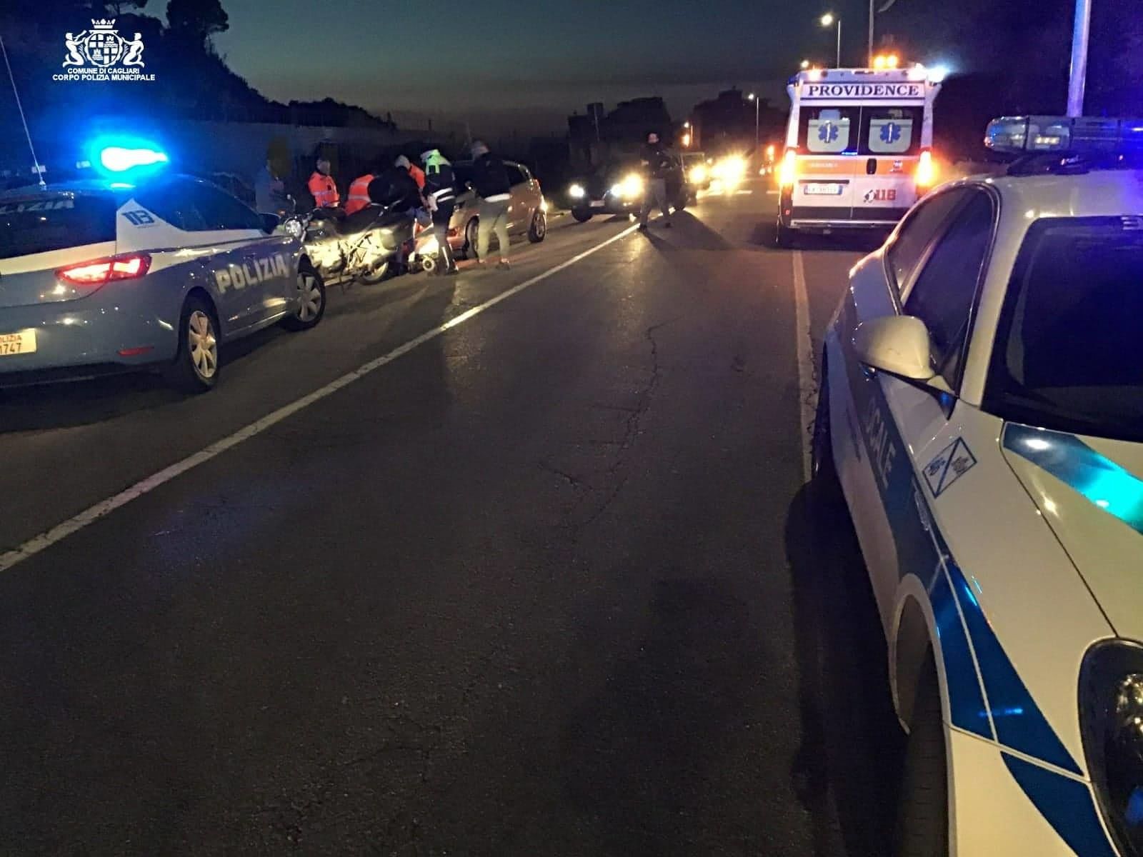 Incidente stradale a Cagliari, auto contro moto in via Is Maglias: un ferito