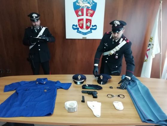 Nei guai il finto poliziotto sardo: per conquistare le ragazze sui social, si travestiva da agente