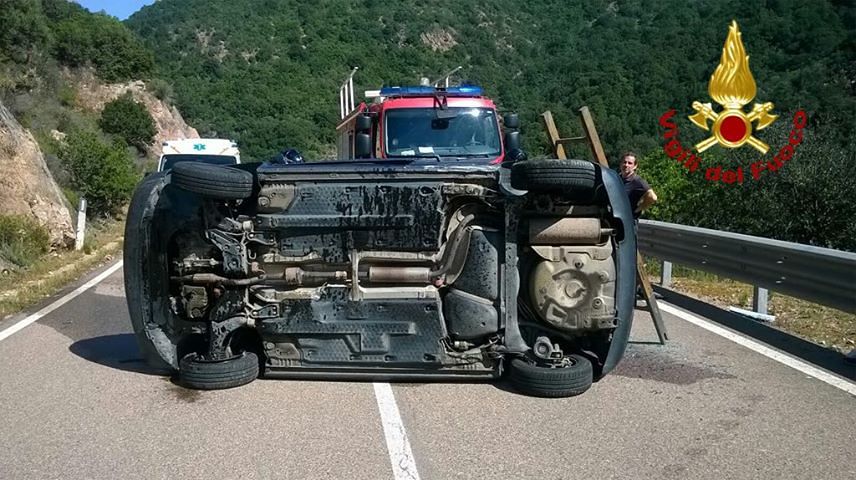 Burcei, auto guidata da un 87enne si ribalta paurosamente sulla 125: i vigili del fuoco liberano l’uomo dalle lamiere