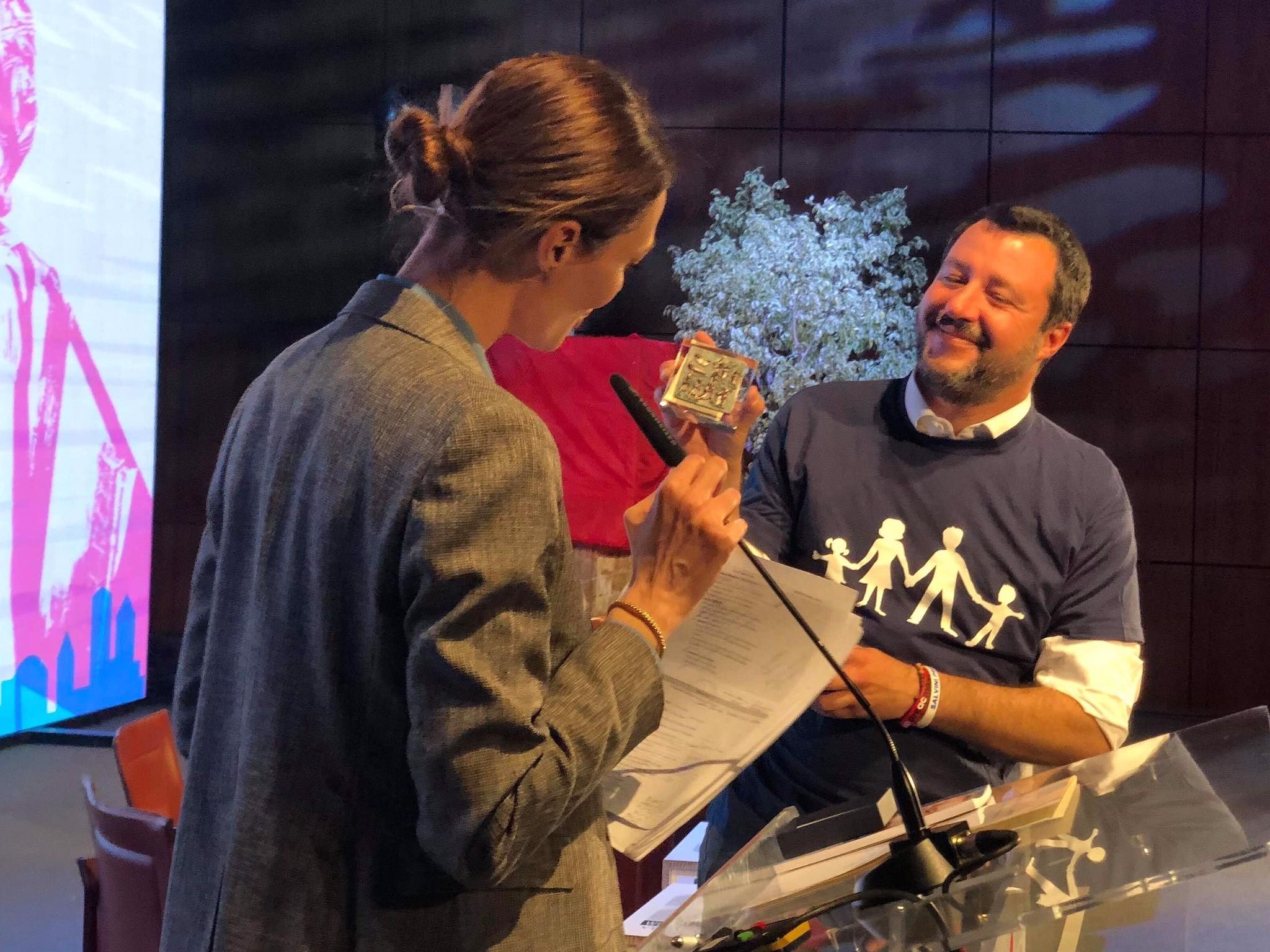 Salvini a Verona: “Le famiglie italiane? Un bimbo deve avere sempre una mamma e un papà”