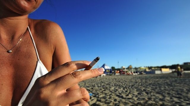 Addio sigarette nelle spiagge sarde, aumentano i divieti: concessa solo quella elettronica