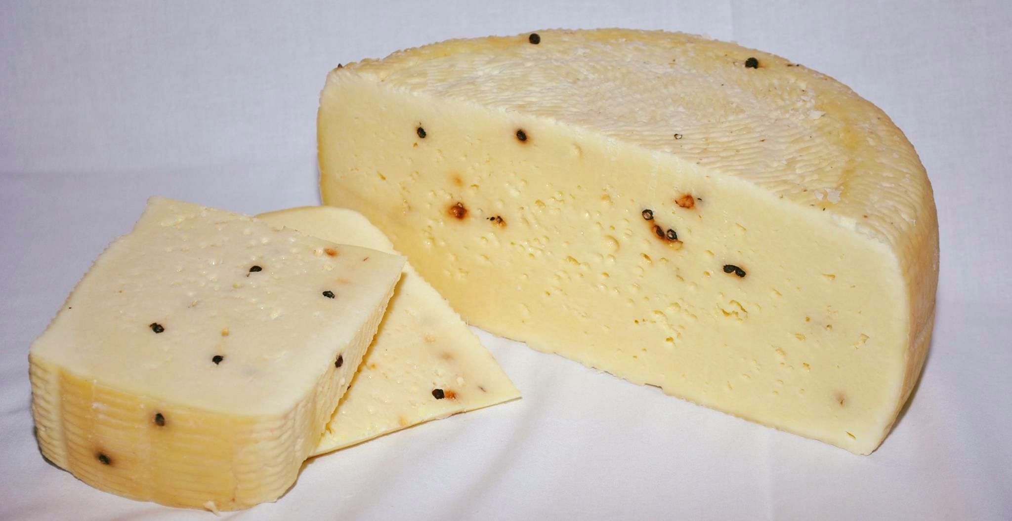Formaggio al pepe nero italiano contaminato da Escherichia coli: ritirato dal mercato europeo