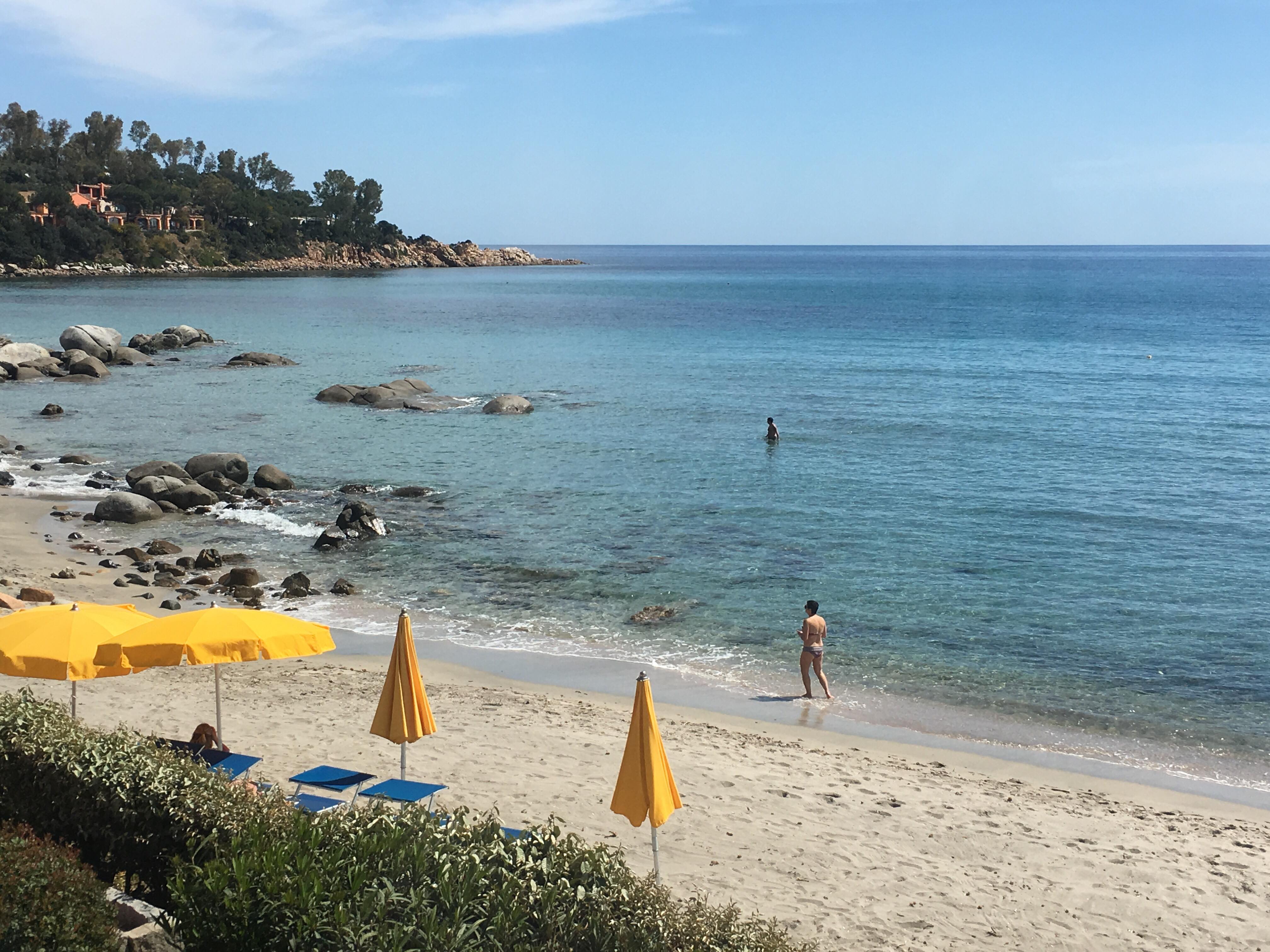 Prove d’estate a Tortolì: primo bagno d’aprile nella splendida baia di Porto Frailis