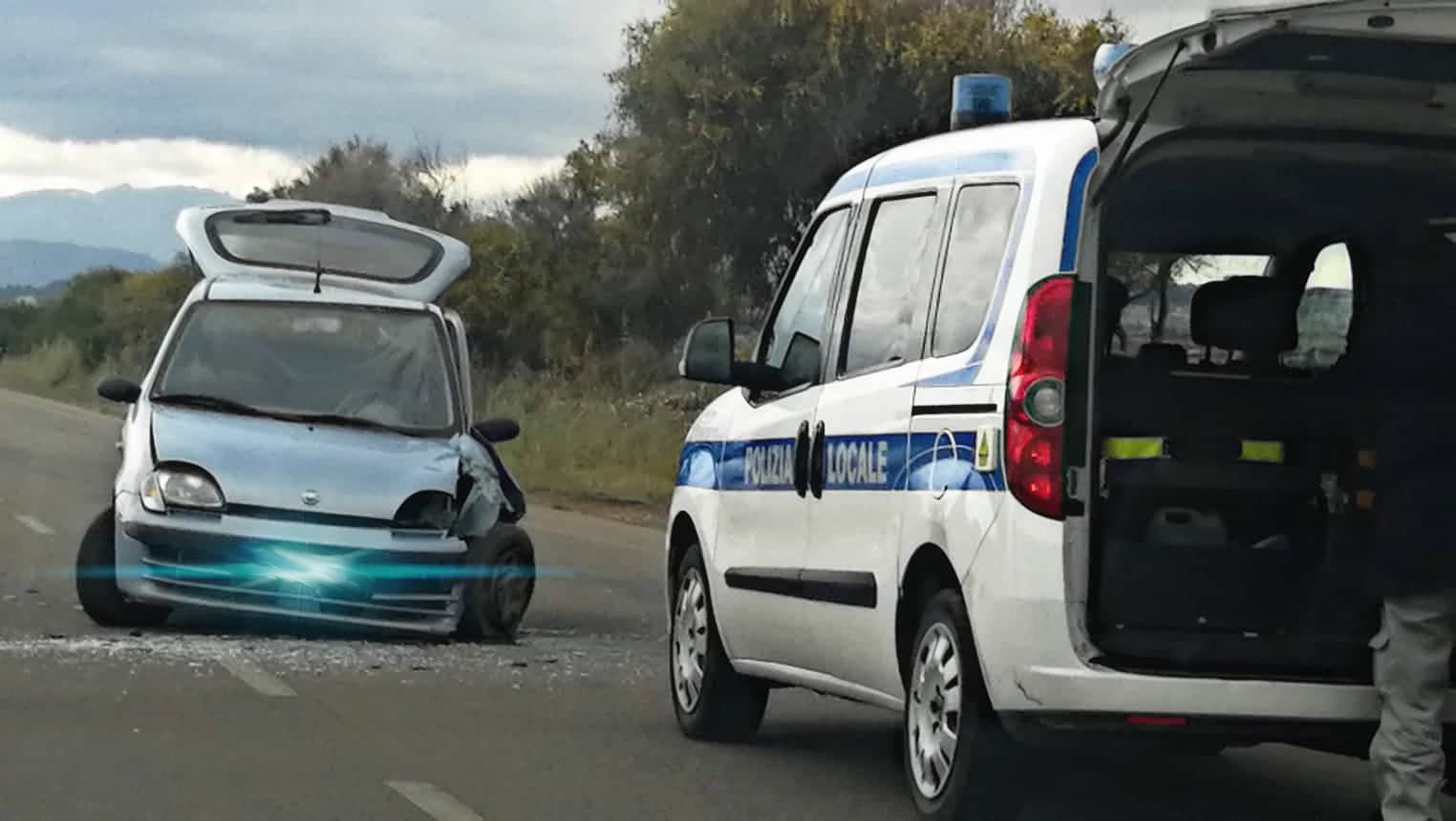 Quartu, 600 va a sbattere contro un palo prima della Bussola: traffico nel caos