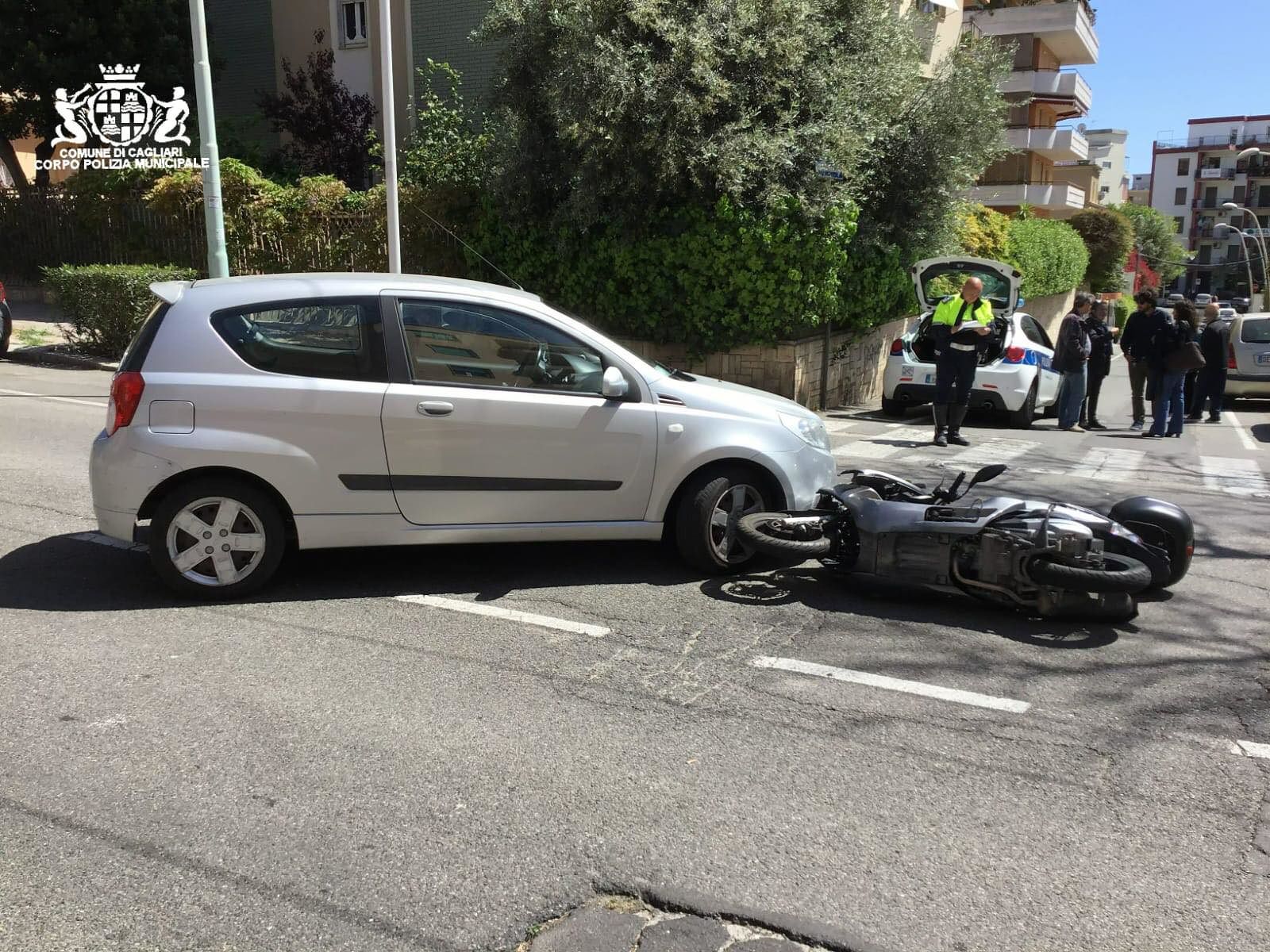 Cagliari, scontro auto moto in via Milano: centauro all’ospedale