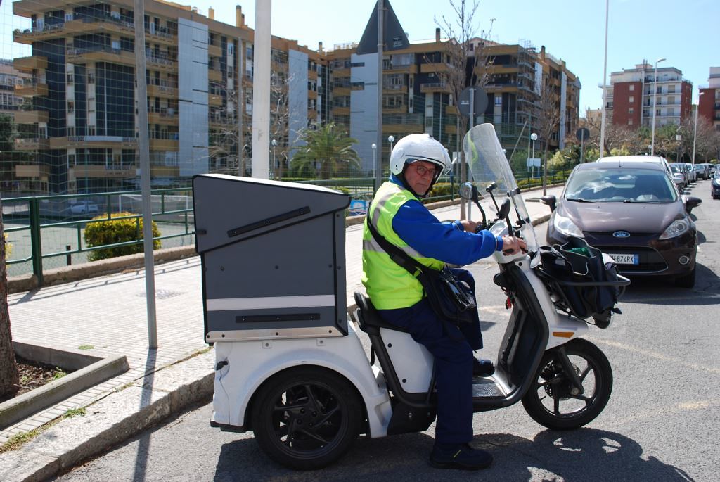 Cagliari, il postino arriva col triciclo elettrico a tre ruote: presentati oggi i nuovi mezzi